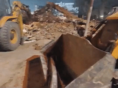 दिल्ली MCD 17 बुलडोजर लेकर अतिक्रमण हटाने पहुंची थी।