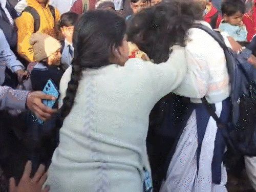 पति से बात करने पर नाराज महिला ने स्कूली छात्रा से मारपीट की। - Dainik Bhaskar