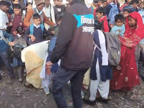 वहां मौजूद लोग छुड़ाने भी आए, कुछ वीडियो बनाते रहे।