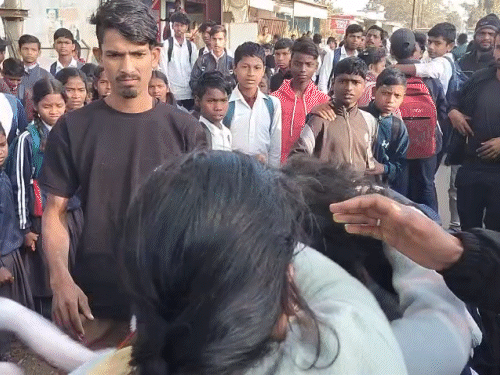 महिला ने छात्रा के बाल खींचे, बदले में छात्रा ने भी महिला का बाल पकड़ा।