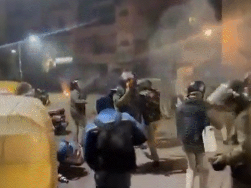 पुलिस ने कहा कि हालात कंट्रोल में हैं। पूरे इलाके में सुरक्षाबल की तैनाती है।