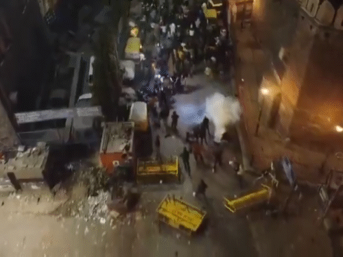 Delhi Bulldozer Action Protest Video; Turkman Gate Masjid | Police MCD  Stone Pelting | दिल्ली में आधी रात पुलिस-MCD टीम पर पत्थरबाजी: मस्जिद के  पास अवैध निर्माण हटाने पहुंची थी ...