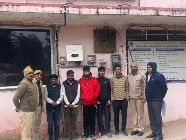 आरोपियों को गिरफ्तार करने के अलावा एक नाबालिग को डिटेन किया गया है।