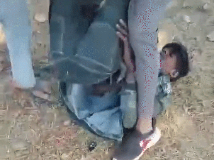 कुछ देर बाद एक आरोपी ने हाथों से पकड़कर पीड़ित को उल्टा लटका दिया।