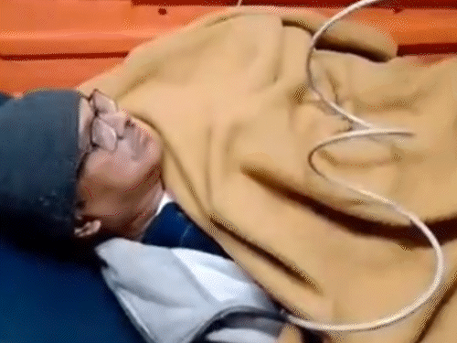 अमिताभ ठाकुर के सीने में तेज दर्द और बेचैनी की शिकायत हुई, जिसके बाद उन्हें अस्पताल में भर्ती कराया गया।