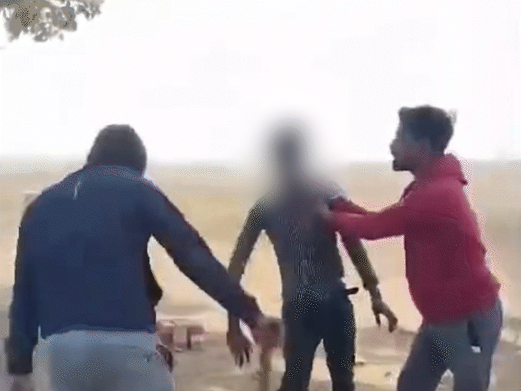 एक युवक ने पीड़ित को पकड़ा, दूसरे ने डंडे बरसाए।