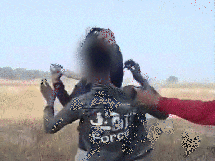 वीडियो में दो युवक पीड़ित को पीटते दिख रहे हैं।