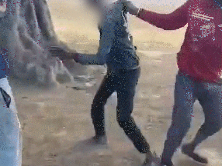 आरोपियों ने युवक को जमीन पर पटका, पैरों पर डंडे बरसाए।