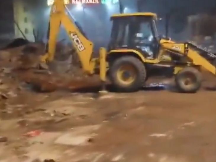 દિલ્હી MCDએ 17 બુલડોઝર દ્વારા મસ્જિદ પાસે બનેલા બારાતઘર અને ડાયગ્નોસ્ટિક સેન્ટરને હટાવ્યા છે.