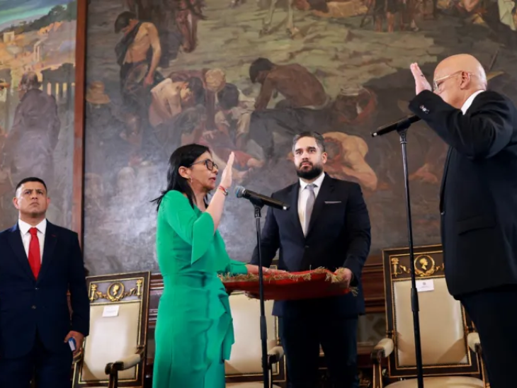 डेल्सी रोड्रिग्ज ने 5 जनवरी को नेशनल असेंबली की बैठक के दौरान वेनेजुएला की अंतरिम राष्ट्रपति के तौर पर शपथ ली।