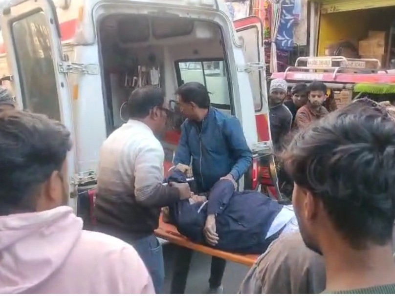 स्थानीय लोगों ने बुजुर्ग को तुरंत अस्पताल भेजा।