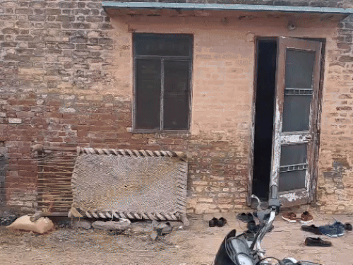 कैमला गांव में मुकेश के घर के बाहर खड़े परिवार के लोग।