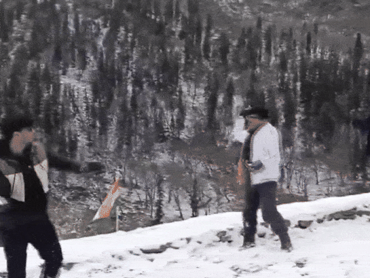 हिमाचल के अटल टनल में पिछले 2 दिन भारी बर्फबारी हुई। इस दौरान पर्यटक बर्फ से खेलते नजर आए।