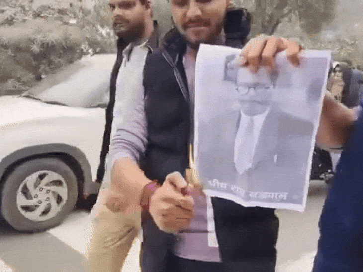 गुरुवार को अंबेडकर की इस तस्वीरों को जलाने के चलते विवाद शुरू हुआ था।