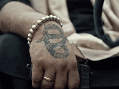 एक पंजाबी गाने में हथियार के साथ नजर आ रहे सिंगर रमी रंधावा।