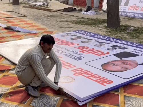 सीजेआई आगमन से पूर्व हिसार बार के बाहर बड़े-बड़े होर्डिंग्स व बैनर लगाए जा रहे हैं।