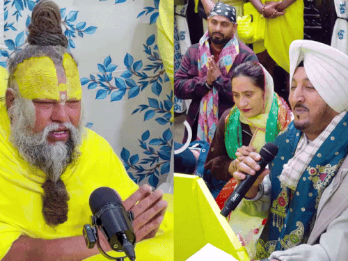 प्रेमानंद जी महाराज को गाना सुनाते सिंगर इंद्रजीत निक्कू।