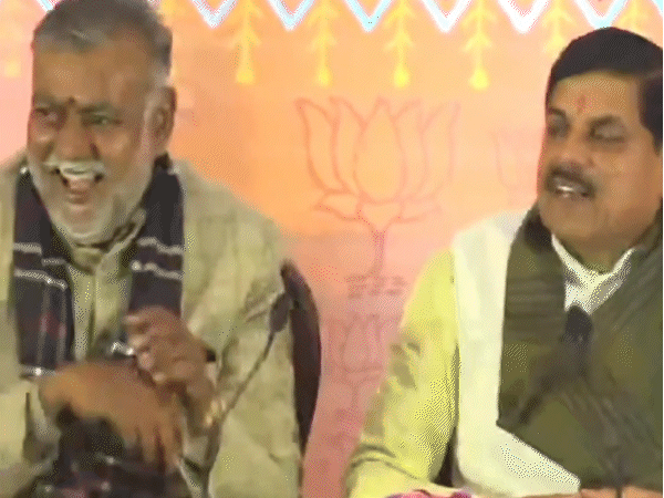 MP Politics CM Mohan Yadav Minister Prahlad singh patel Mahan Aryaman  Scindhia BJP MLA Devendra Jain BJP Congress | Baat Khari Hai | भाजपा विधायक  ने सिंधिया के बेटे के पैर छुए: