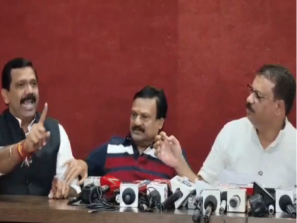 उमंग सिंघार और सज्जन वर्मा समझाते रहे, लेकिन चिंटू चौकसे बोलते रहे।