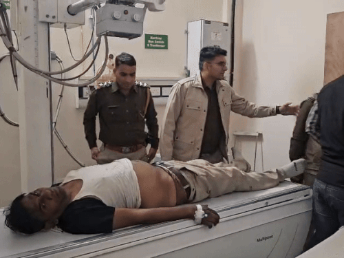 मौके पर मौजूद लोगों ने घायल व्यापारी को अस्पताल पहुंचाया। पुलिस ने अस्पताल पहुंचकर घटना की जानकारी ली।