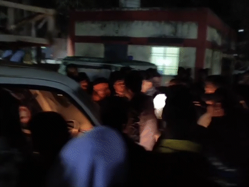 परिजन और ग्रामीणों ने मुआवजा और नौकरी की मांग को लेकर किया प्रदर्शन।