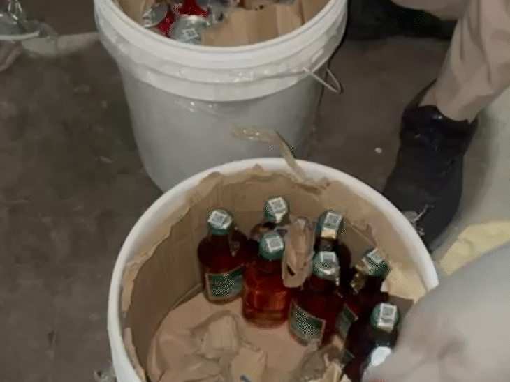 यह शराब उदयपुर से आनंद (गुजरात) भेजी जा रही थी, जिसे कलर पेंट की बाल्टियों पर पशुआहार का लेबल लगाकर सील पैक कर तस्करी के लिए तैयार किया गया था।