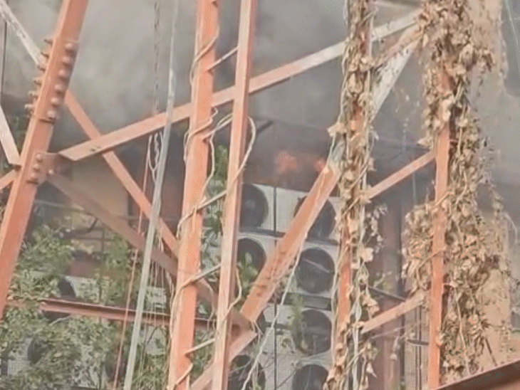 तस्वीर में नजर आ रहा है कि आग भीषण रूप लेती नजर आ रही है।