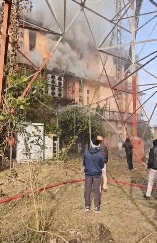 आग बुझाते फायर ब्रिगेड के कर्मचारी।