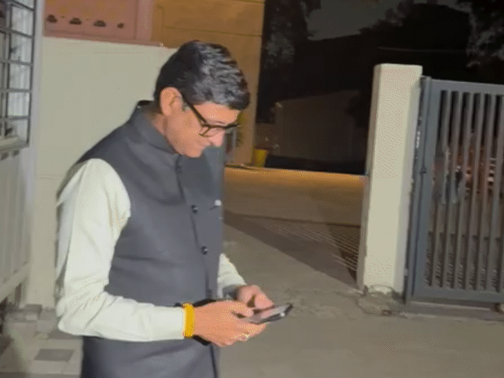 महापौर पुष्यमित्र भार्गव सरकारी वाहन से संघ कार्यालय पहुंचे लेकिन निजी गाड़ी से वापस लौटे।