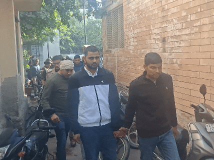 आरोपियों को कोर्ट में पेशी के लिए ले जाते हुए।