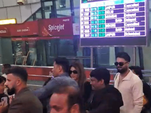 एक्ट्रेस कृति सेनन एयरपोर्ट पर अपने रूमर्ड बॉयफ्रेंड कबीर के साथ दिखीं।