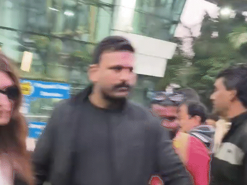 कृति सेनन, उनकी बहन नूपुर और स्टेबिन के एयरपोर्ट पहुंचने पर ढोल-नगाड़ों से स्वागत किया गया।