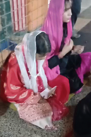 घर वालों ने मंदिर में लड़की से हनुमान चालीसा का पाठ करवाया।