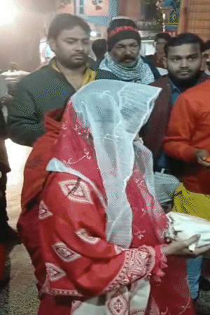 मंदिर के पुजारी ने लड़की को गंगाजल से शुद्ध किया।