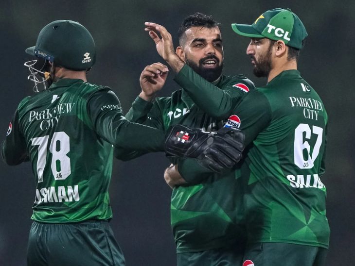 शादाब खान ने 2 विकेट लिए।