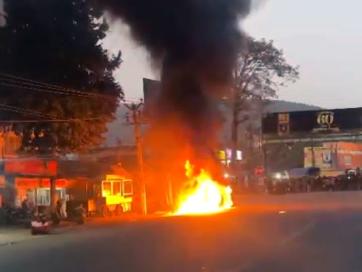 जमशेदपुर में डिमना चौक के पास कार में लगी आग:  सवार लोगों ने गाड़ी से बाहर कूदकर बचाई जान, शॉर्ट सर्किट से आग लगने की आशंका – Jamshedpur (East Singhbhum) News