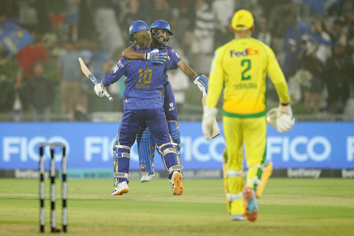 एमआई केप टाउन के कोर्बिन बॉश और करीम जनात, एमआई केप टाउन और जॉबर्ग सुपर किंग्स के बीच SA20 सीजन-4 के 15वें मैच में जीत का जश्न मनाते हुए।