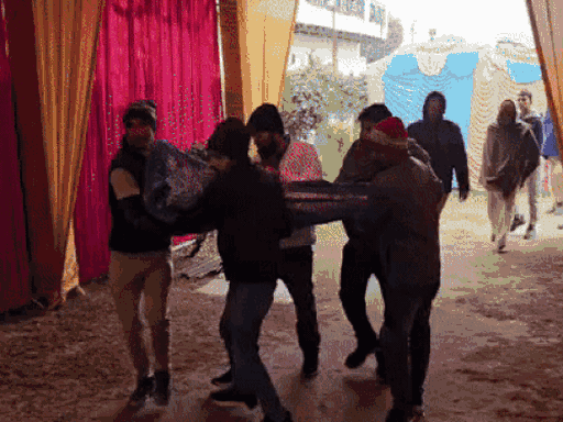 हत्या के बाद मैरिज पैलेस से शव को लेकर जाते परिजन।