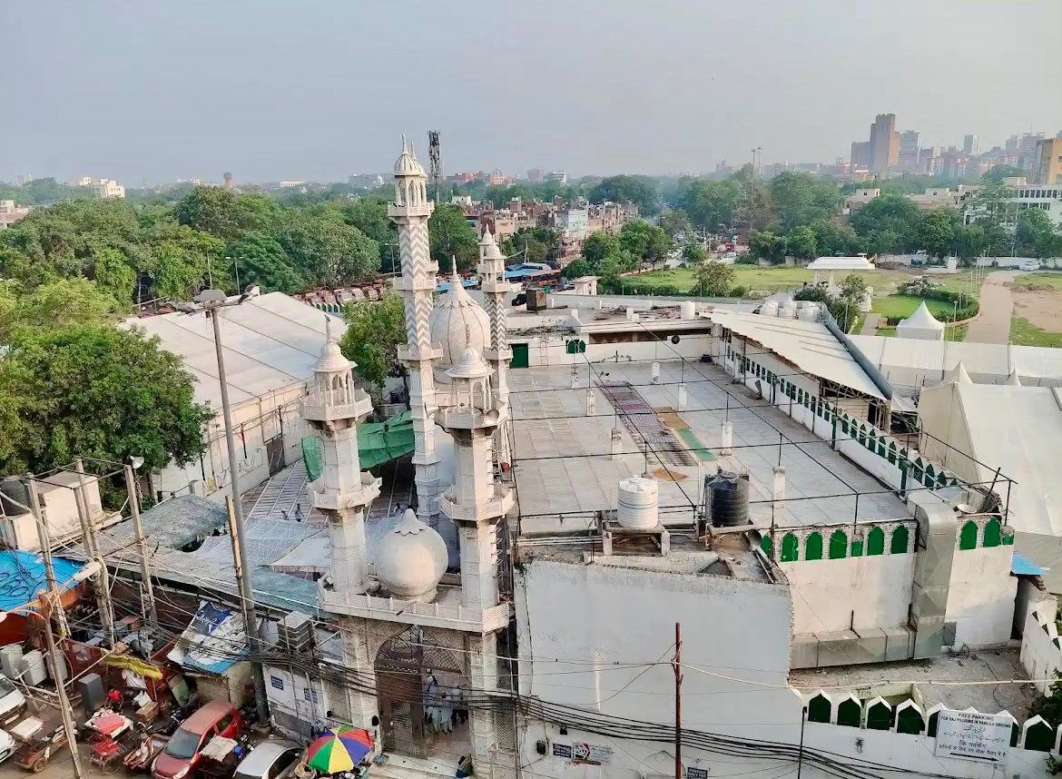 रामलीला मैदान के बाद तुर्कमान इलाके में स्थित फैज-ए-इलाही मस्जिद।