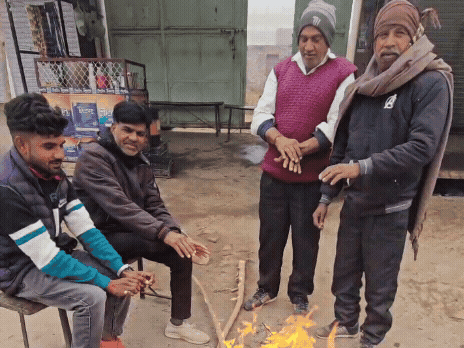 नागौर : सर्दी से बचने के लिए अलाव सेकते लोग