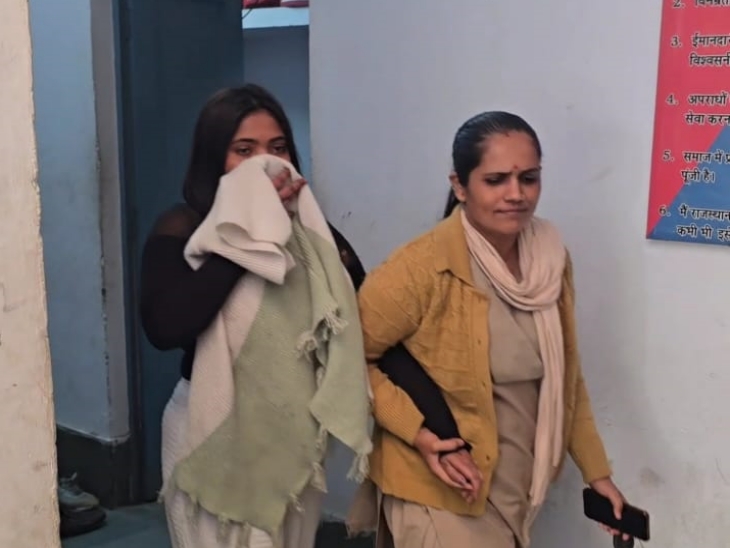 युवती जमानत पर रिहा होने के बाद से फरार चल रही है।