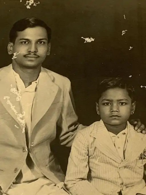 अनिल अग्रवाल पिता के साथ बैठे हैं। एक सोशल मीडिया पोस्ट में अनिल ने लिखा था कि इतनी व्यस्तता के बावजूद हर दिन वे पिता से बात करते थे।