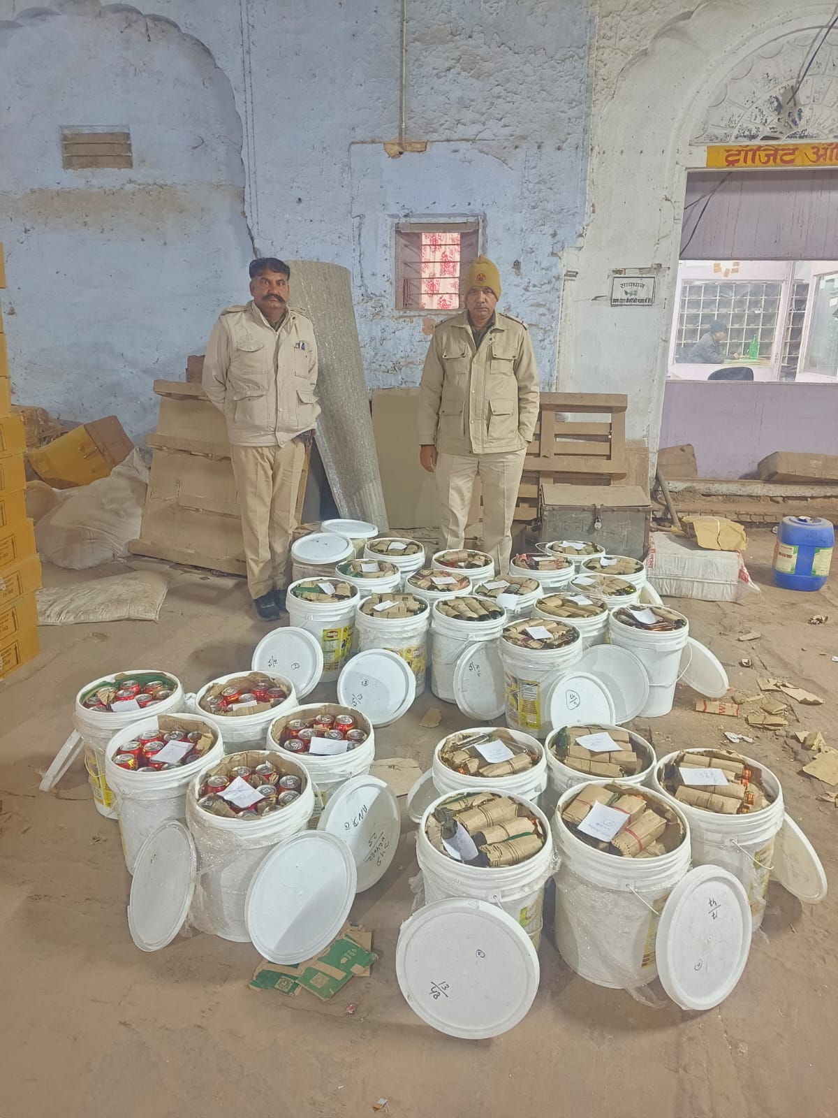 जब्त शराब की अनुमानित कीमत करीब 1.25 लाख रुपए बताई जा रही है।