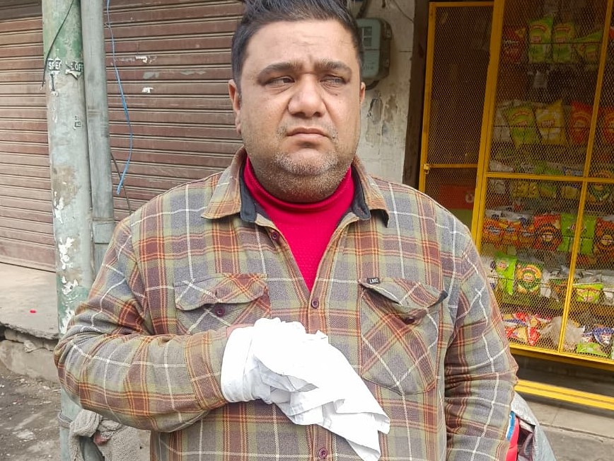 हितेश चोपड़ा घटना के बारे में जानकारी देते हुए। - Dainik Bhaskar