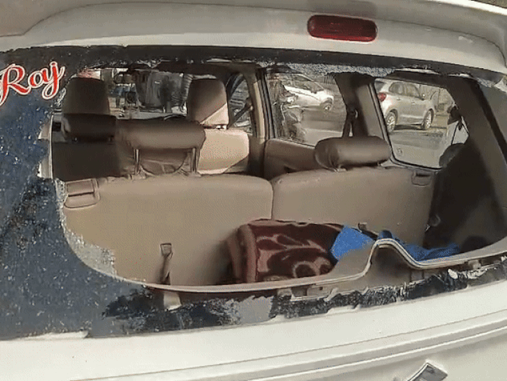 बदमाशों ने कॉलोनी में घरों के बाहर खड़े करीब 25 से ज्यादा वाहनों को निशाना बनाया और उनके शीशे तोड़ दिए। कुछ क्षतिग्रस्त हो गए।