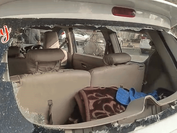 उदयपुर शहर के सूरजपोल थाना क्षेत्र में विशाल मेगा मार्ट के पीछे आवासीय कॉलोनी में दो दर्जन से ज्यादा कारों में तोड़फोड़ करने वाले आरोपी को गिरफ्तार किया है।