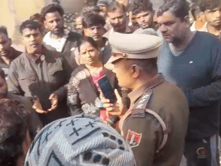 उदयपुर शहर के सूरजपोल थाना क्षेत्र में विशाल मेगा मार्ट के पीछे स्थित आवासीय कॉलोनी में अज्ञात बदमाशों ने देर रात वाहनों में जमकर तोड़फोड़ की।