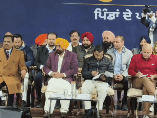 मंच पर बैठे अरविंद केजरीवाल और सीएम भगवंत मान।