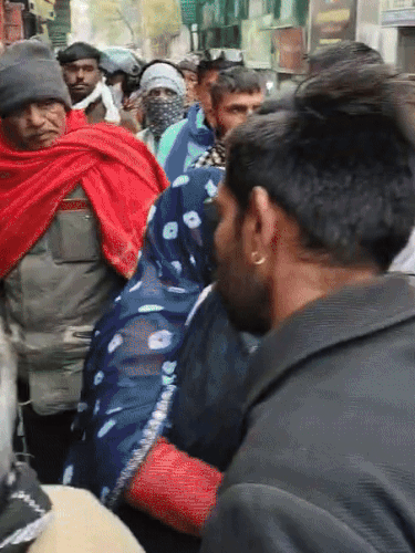 फायरिंग की घटना के बाद पीड़ित व्यापारी के परिजन रोने लगे और मौके पर भीड़ जमा हो गई।