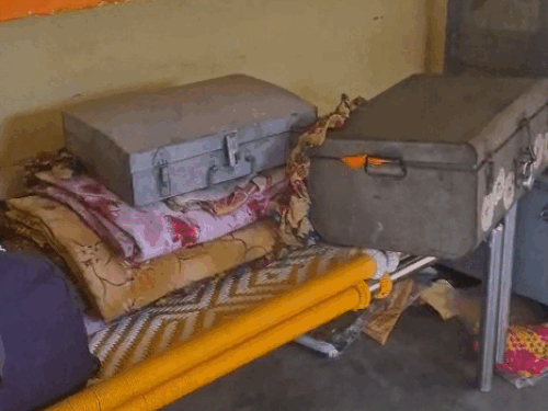 चोरी के बाद एक घर में बिखरा सामान।